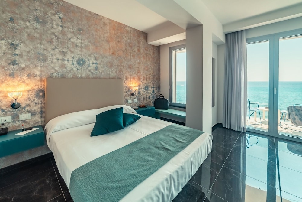 Superior, Queen Bed, Sea View