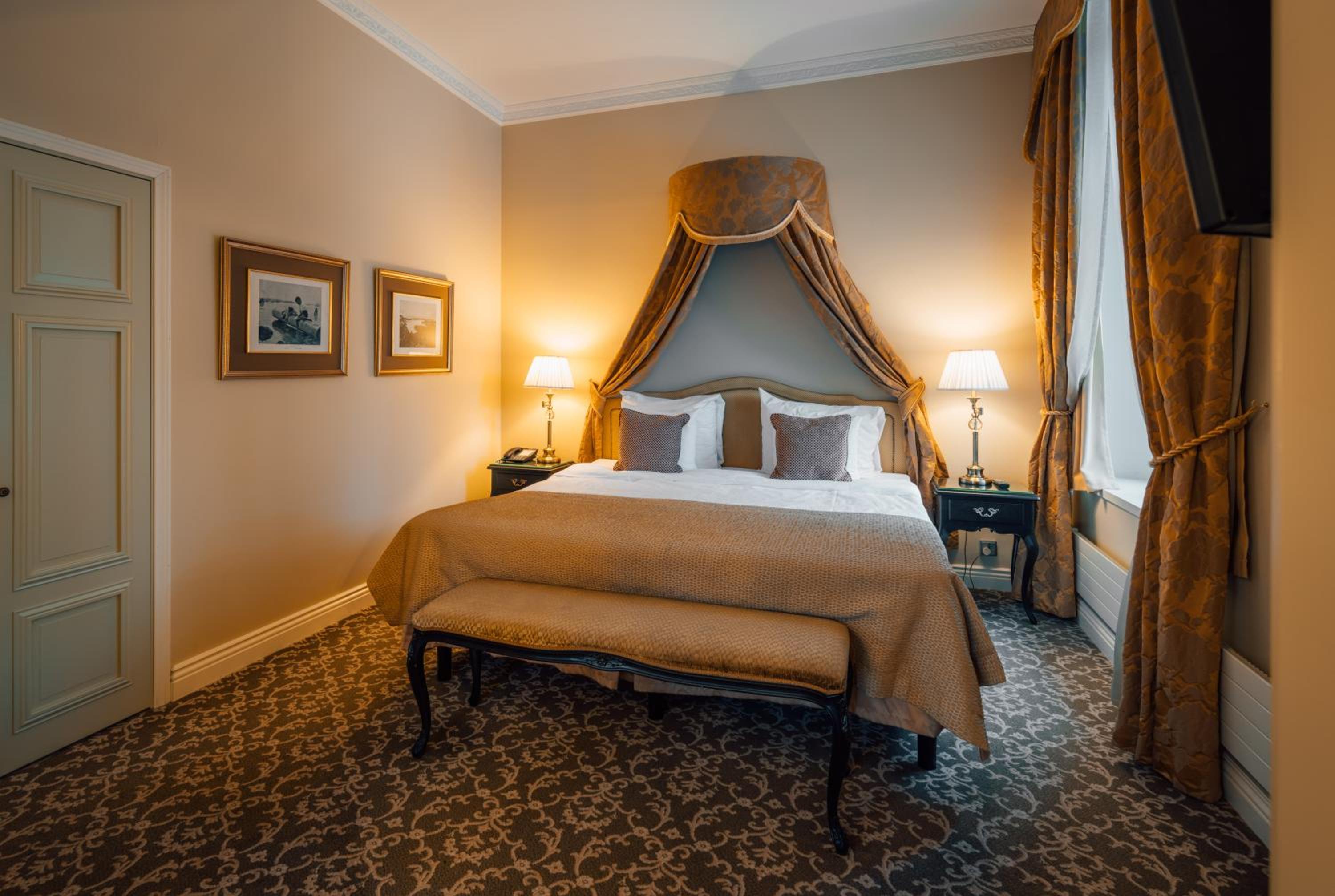 Deluxe, Double Bed, Manor Building