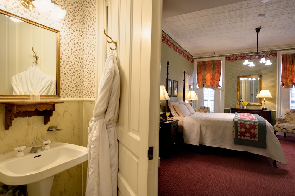 St. James Hotel 30/35