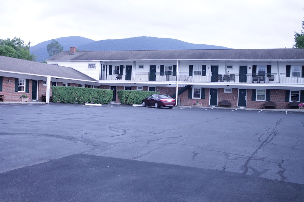 Howard Johnson By Wyndham Williamstown 8/24