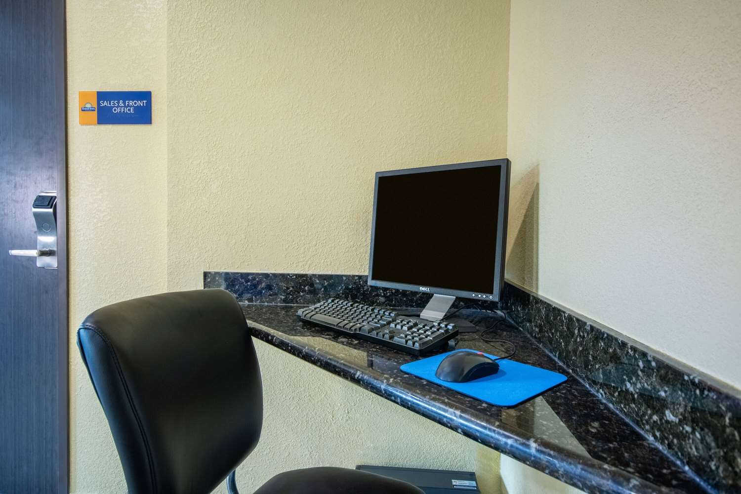 Days Inn & Suites by Wyndham Waterloo 24/30