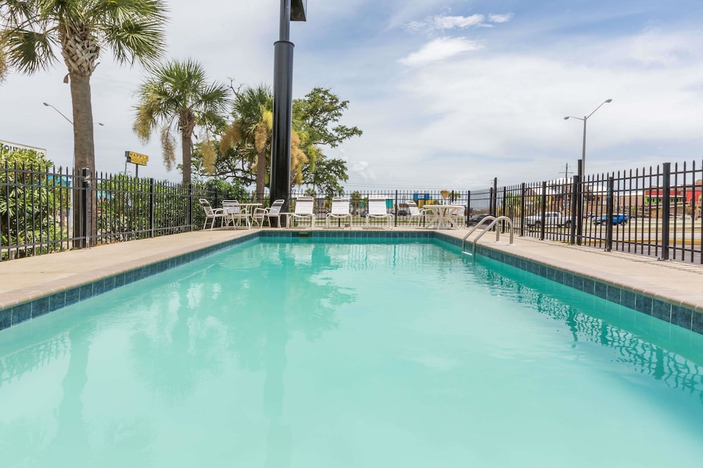 Days Inn By Wyndham Biloxi Beach 1/32