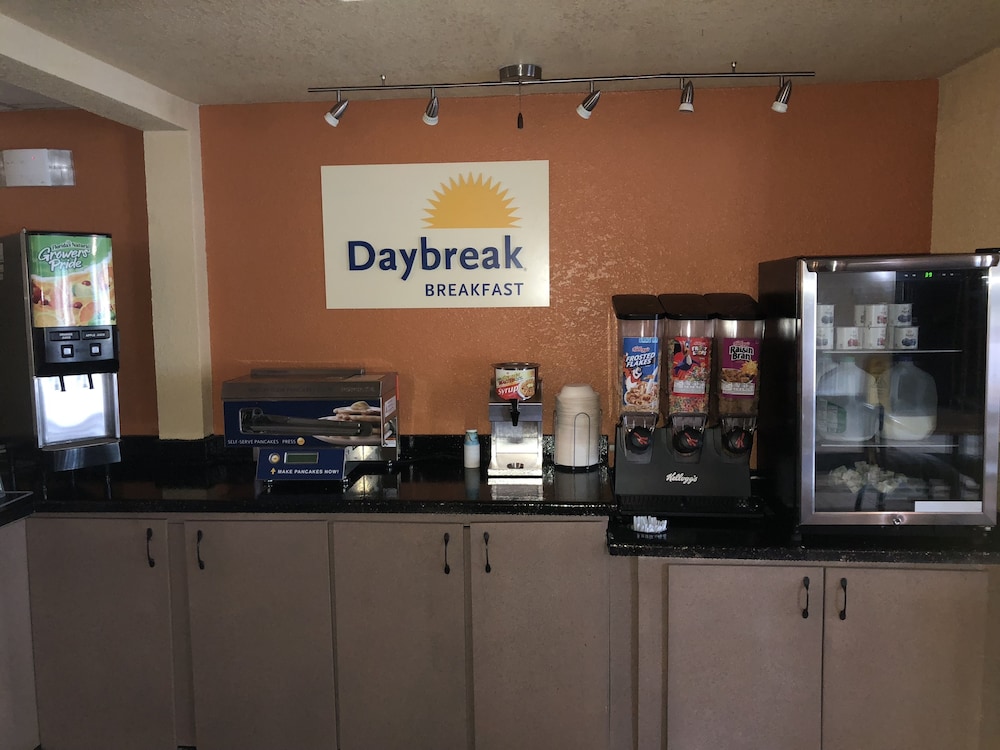 Days Inn & Suites by Wyndham Stevens Point 28/33