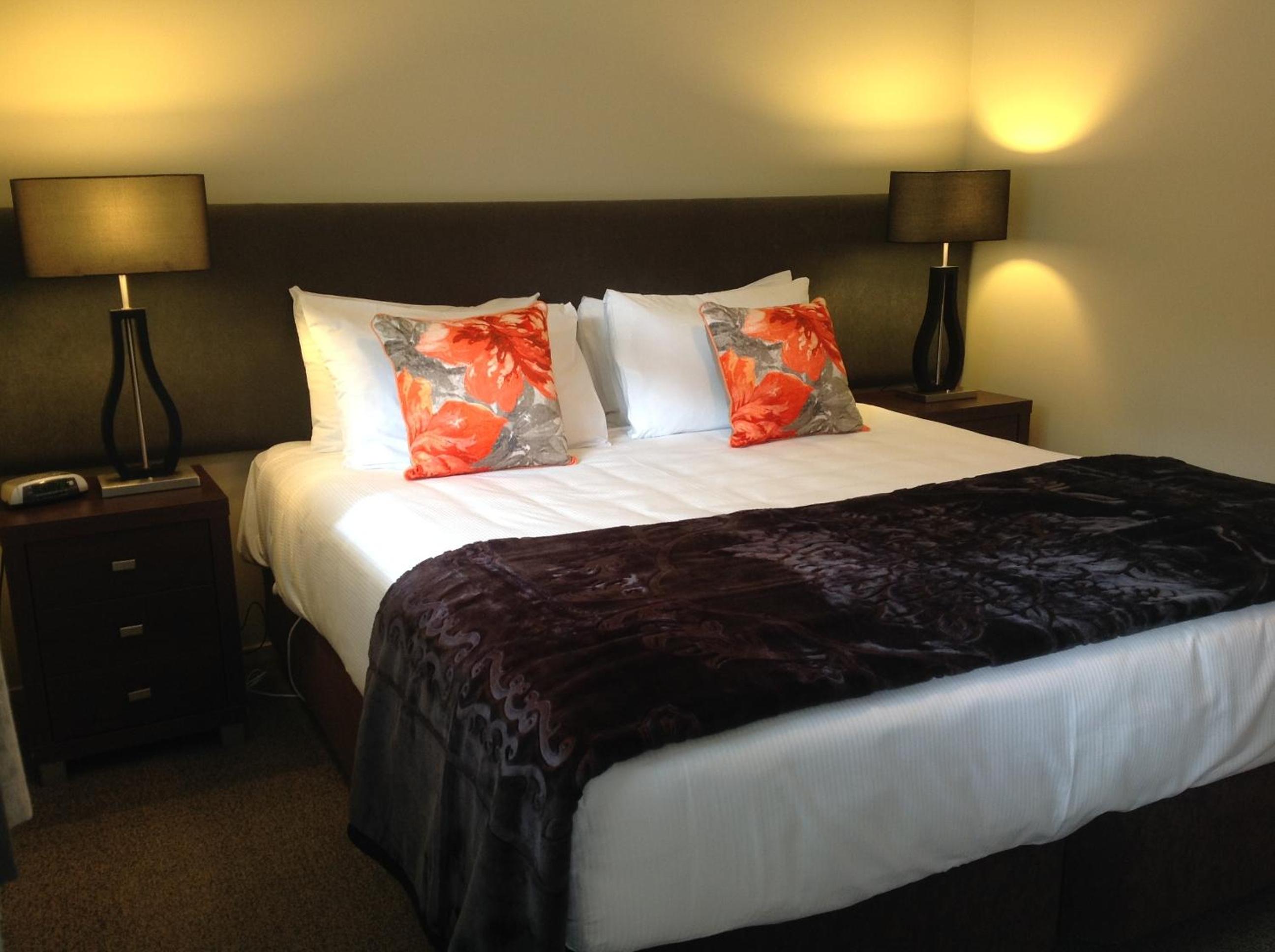 1 BEDROOM, SUITE, LAKE VIEW