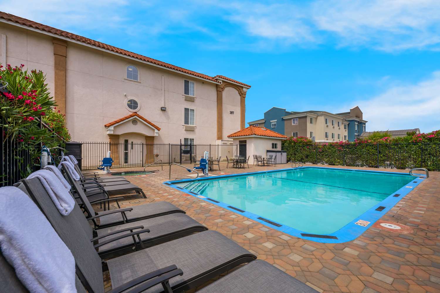 Best Western Salinas Valley Inn & Suites 13/17