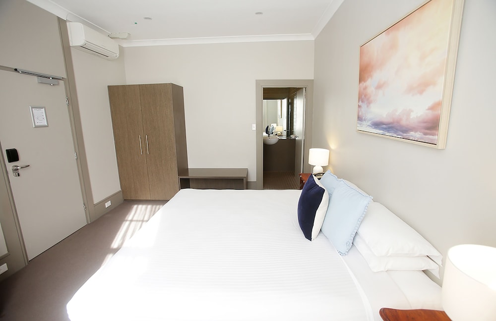STANDARD, KING BED