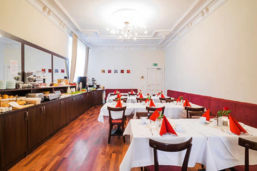 Upper Room Hotel 61/73