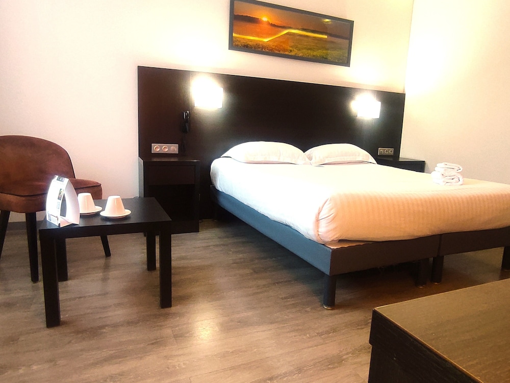 Logis Hotel Black and Green 9/50