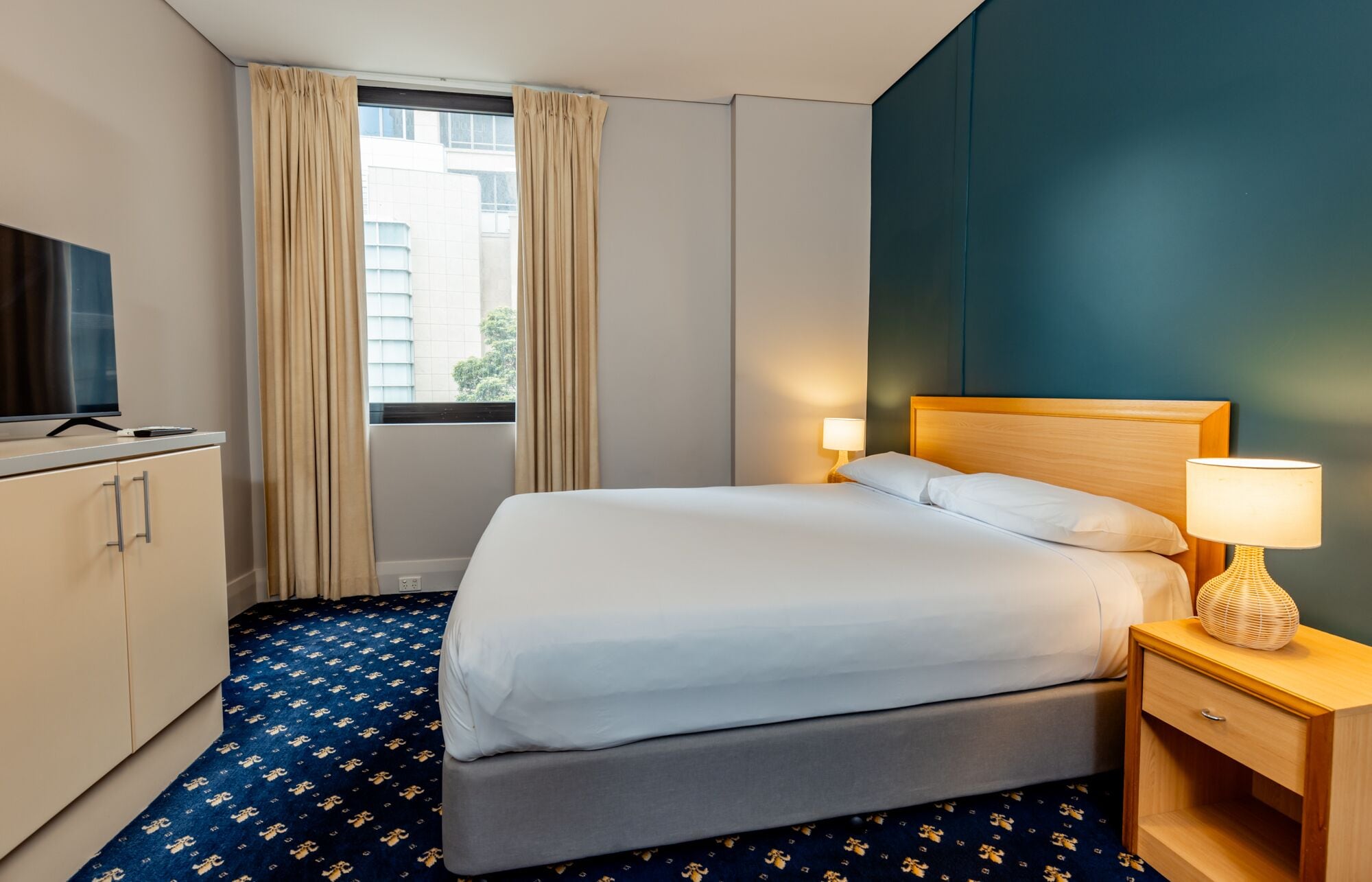 SUITE, QUEEN BED