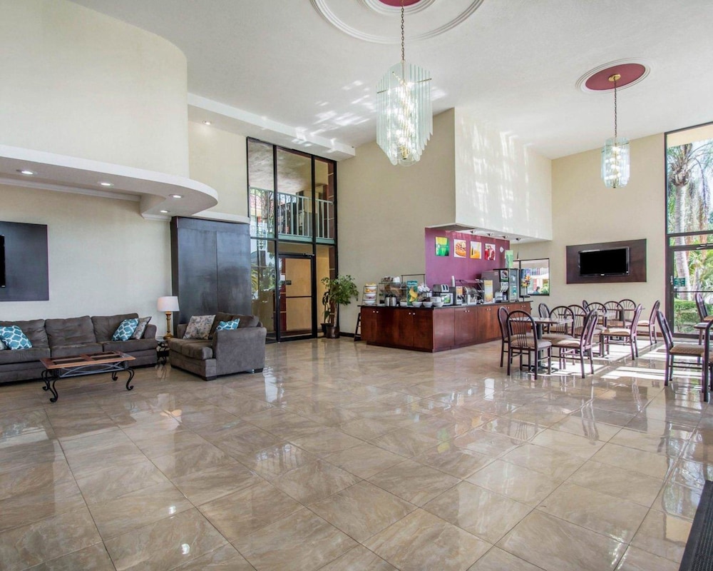 Quality Inn & Suites At Tropicana Field 11/39