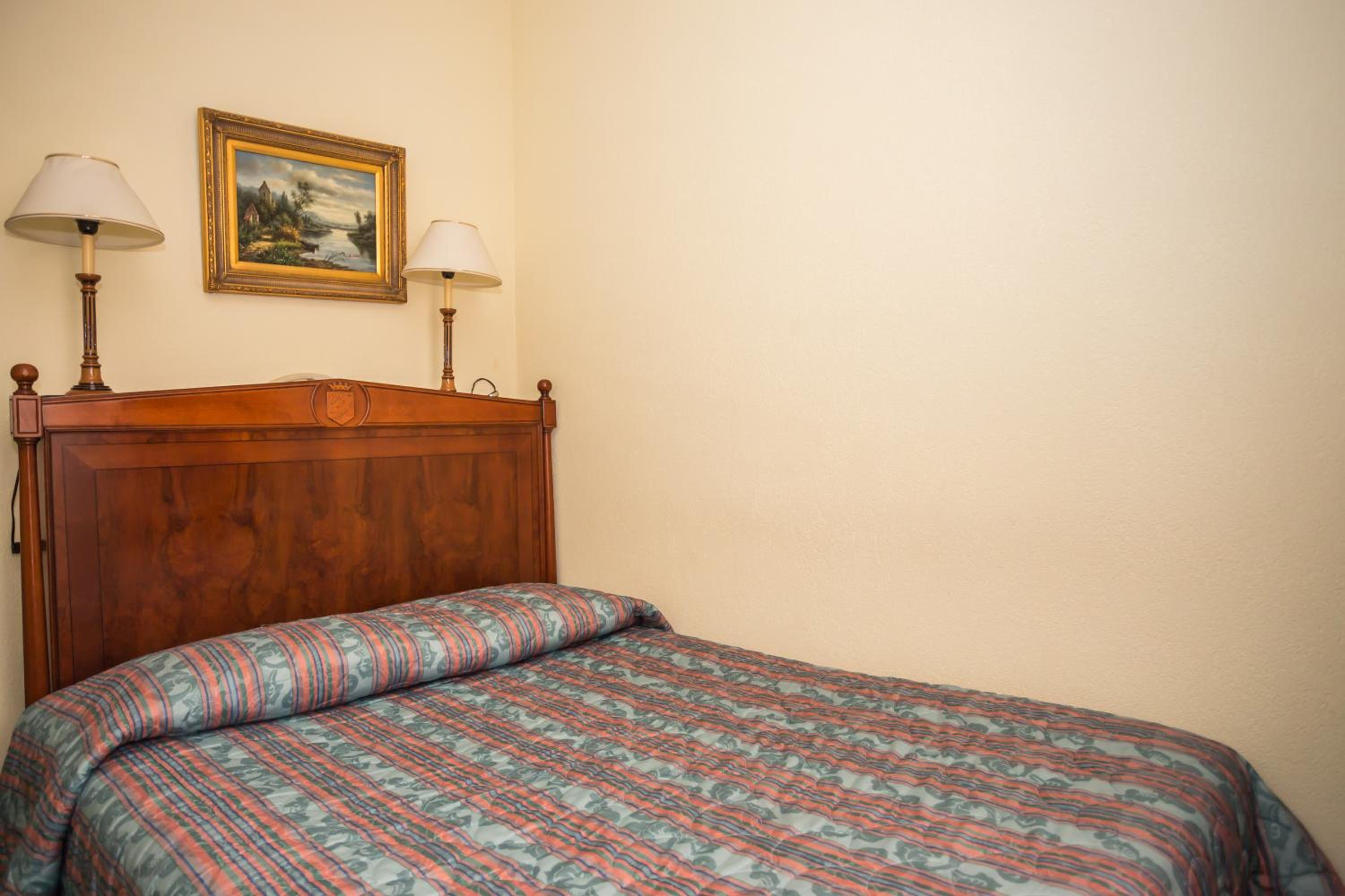 SINGLE ROOM