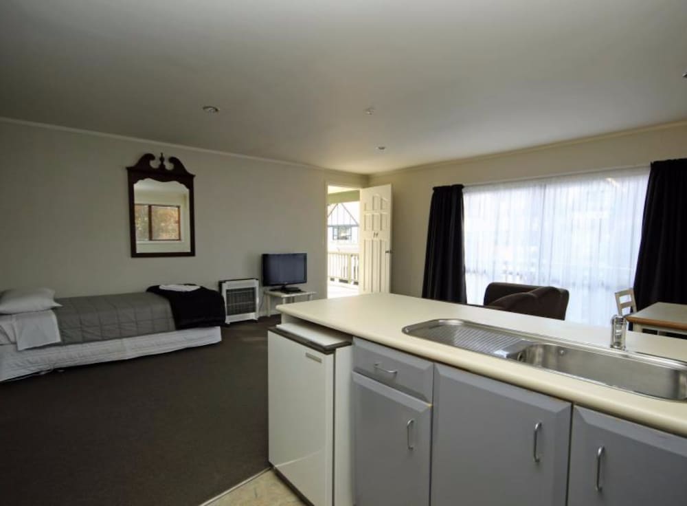Champers Motor Inn 46/61