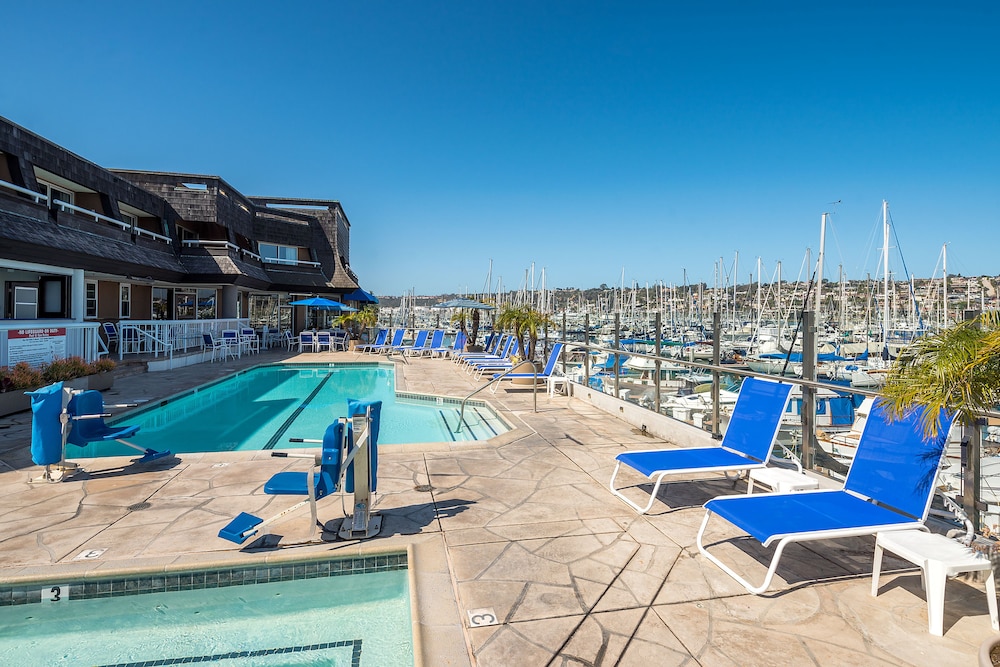 Bay Club Hotel & Marina 5/65