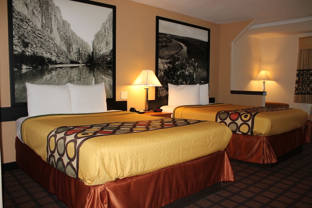 Super 8 by Wyndham Beaumont I-10 South/College St 17/60