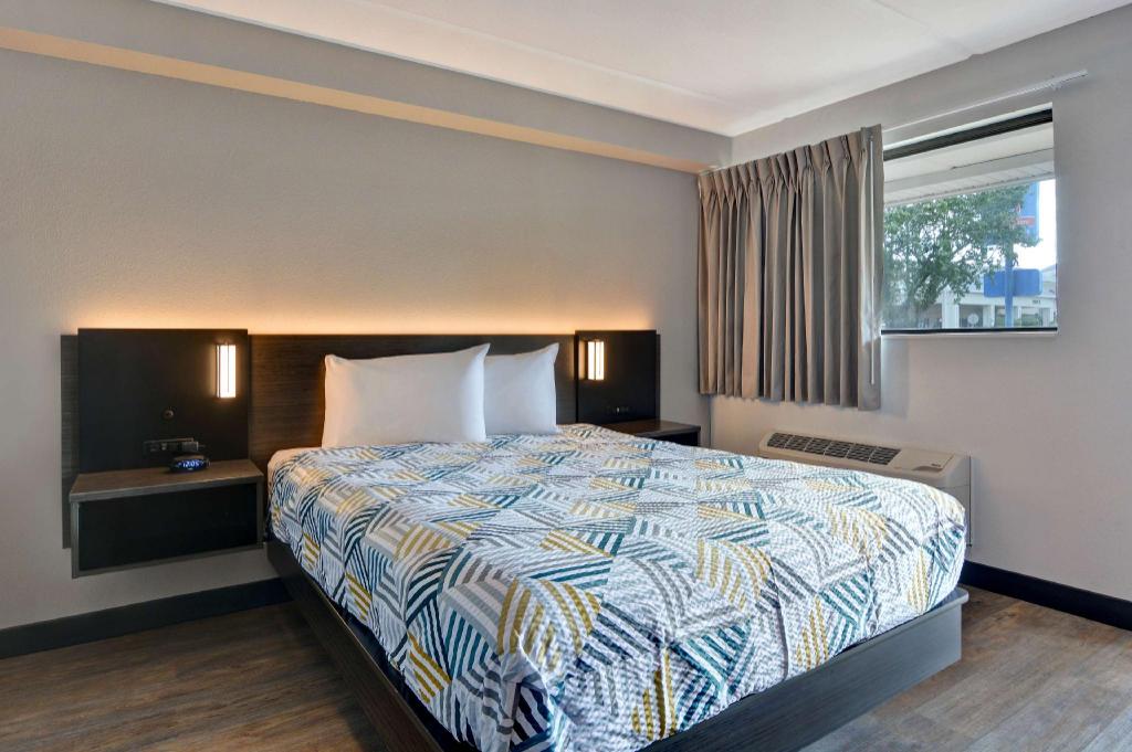 1 King Bed - Mobil Acc RI Shwr Nsmk Kitchen