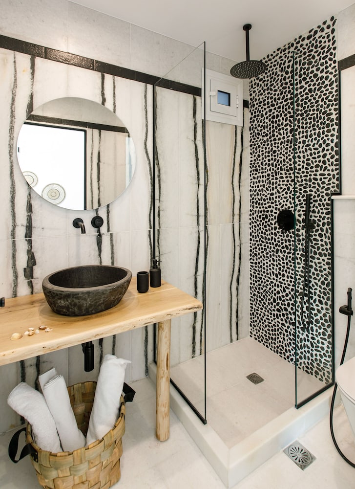 Naxos Earth Suites 57/59