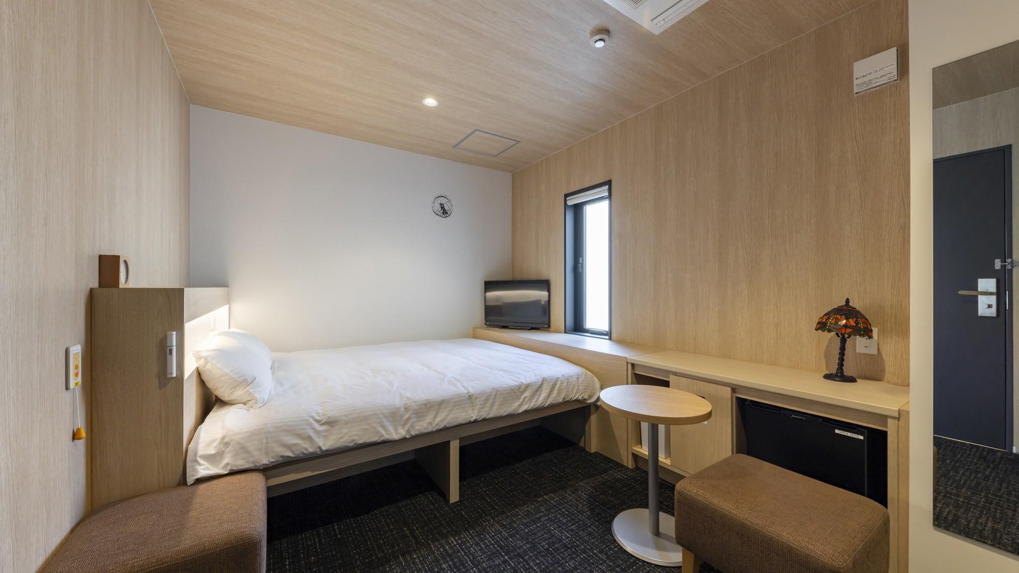 Universal, Queen Bed