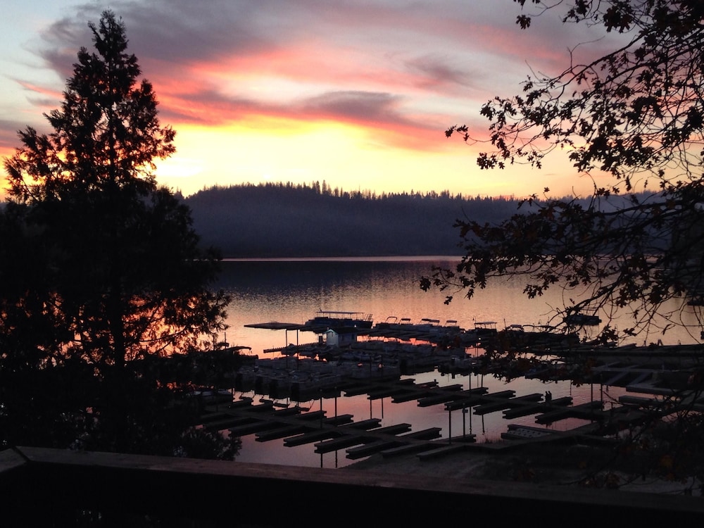 The Pines Resort 46/47