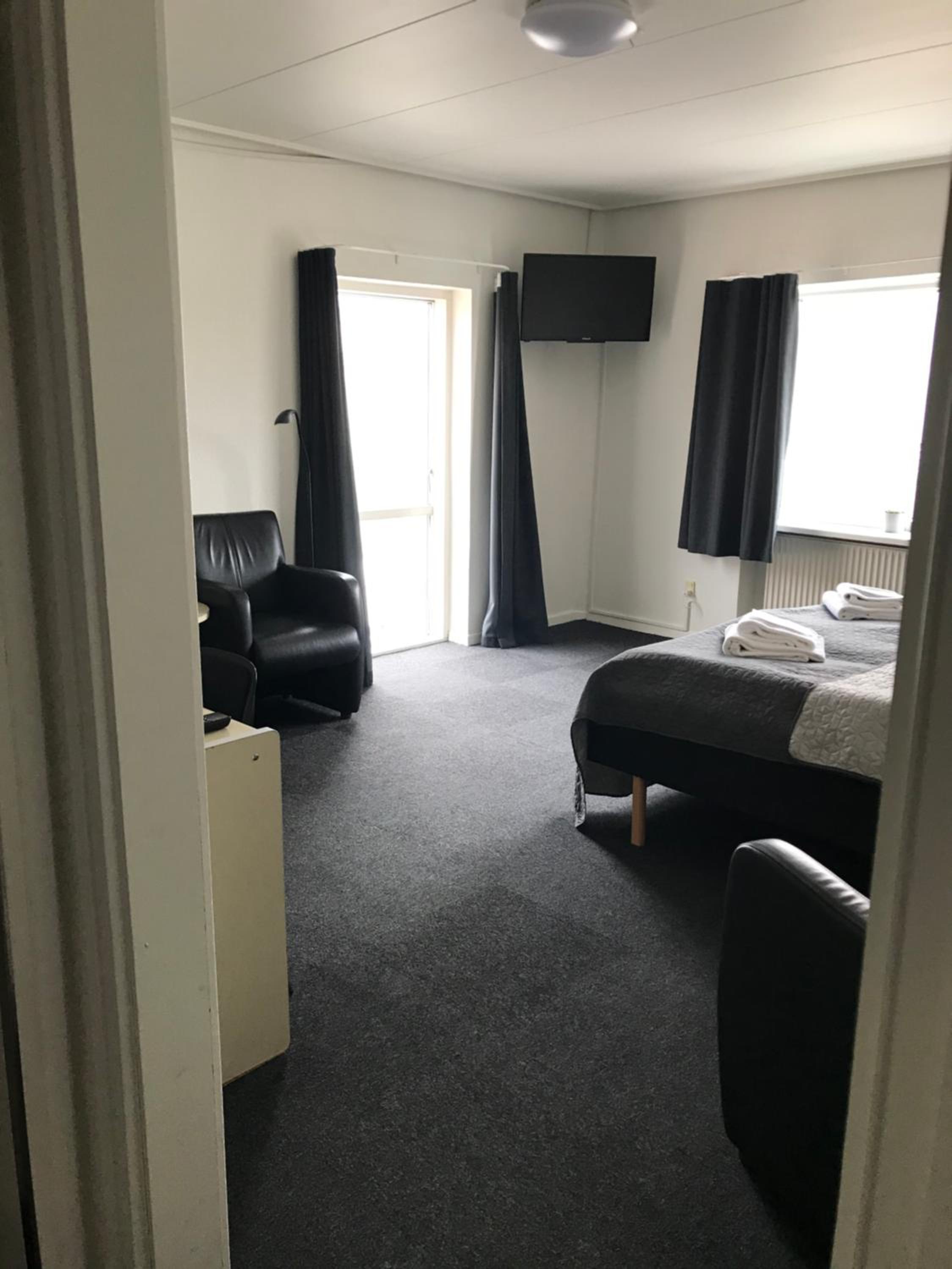 Room, Twin Beds, with Extra Bed 2/6