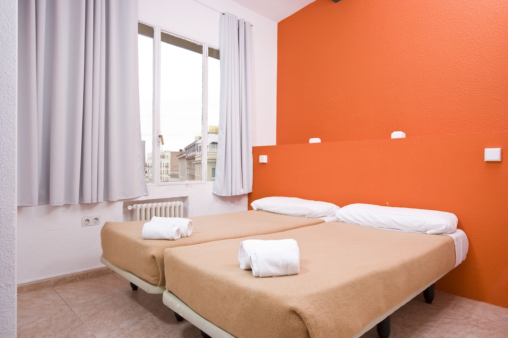 ROOM, TWIN BEDS