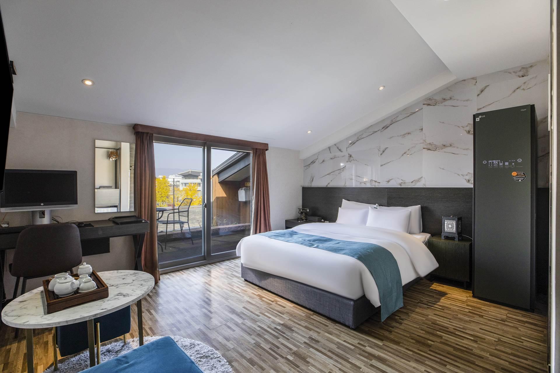 Suite, King Bed, Castle View, Terrace