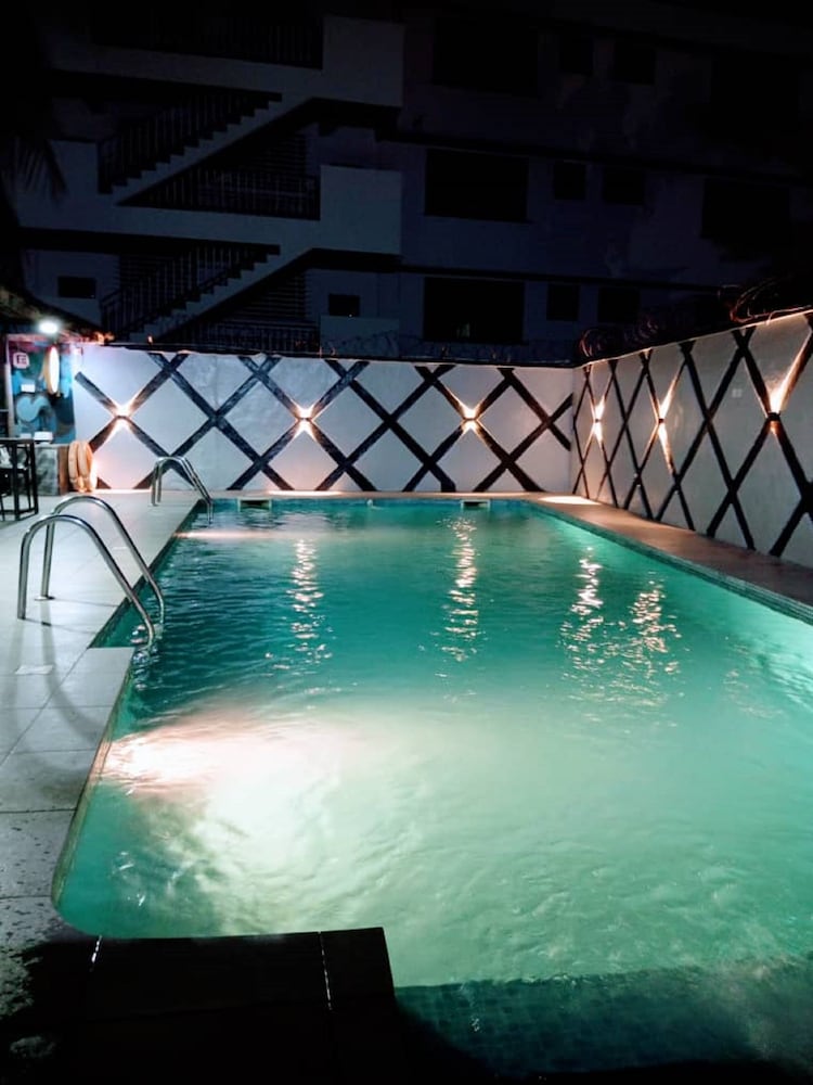 Glee Hotel 27/48
