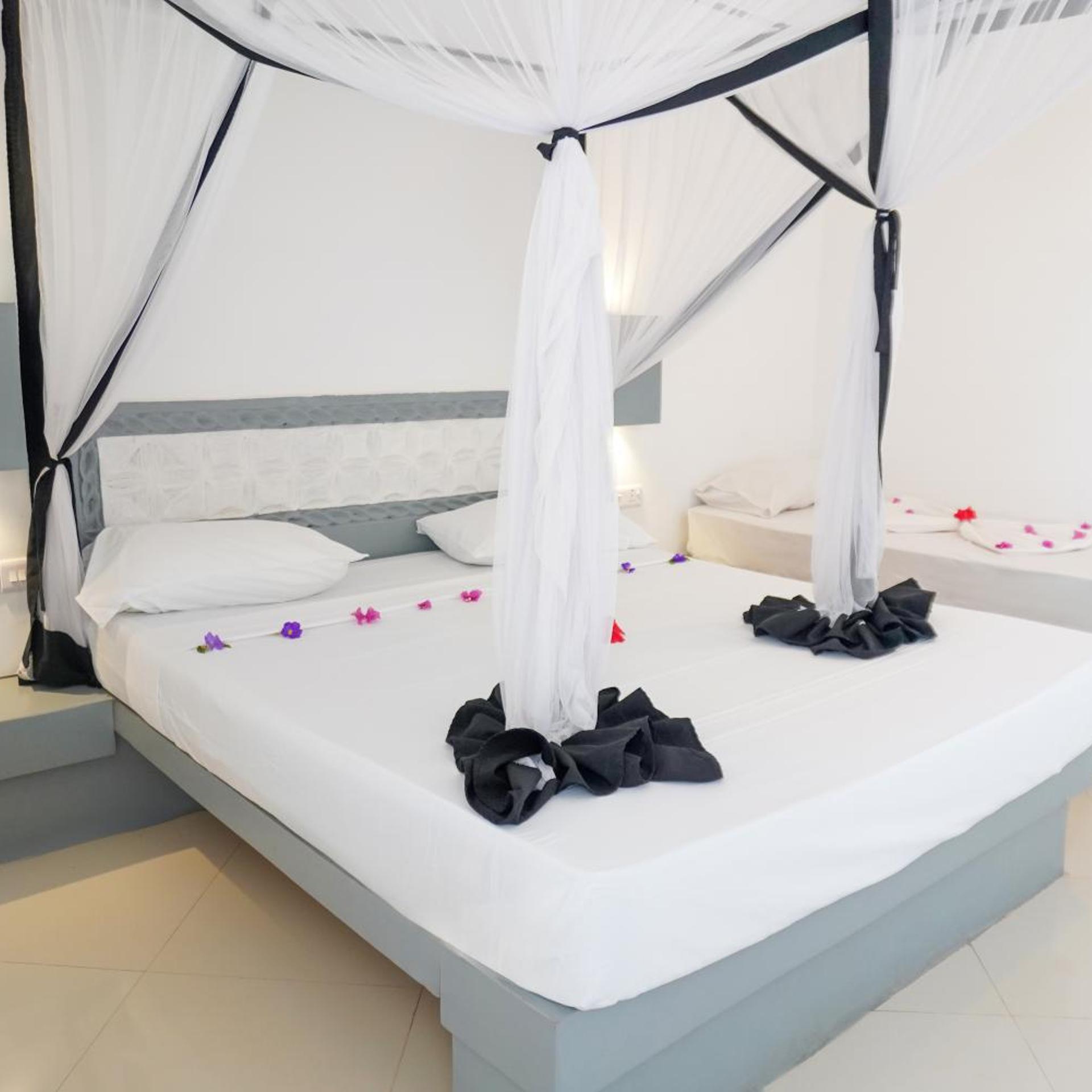 Room, Double or Twin Bed, Lateral Side Sea View