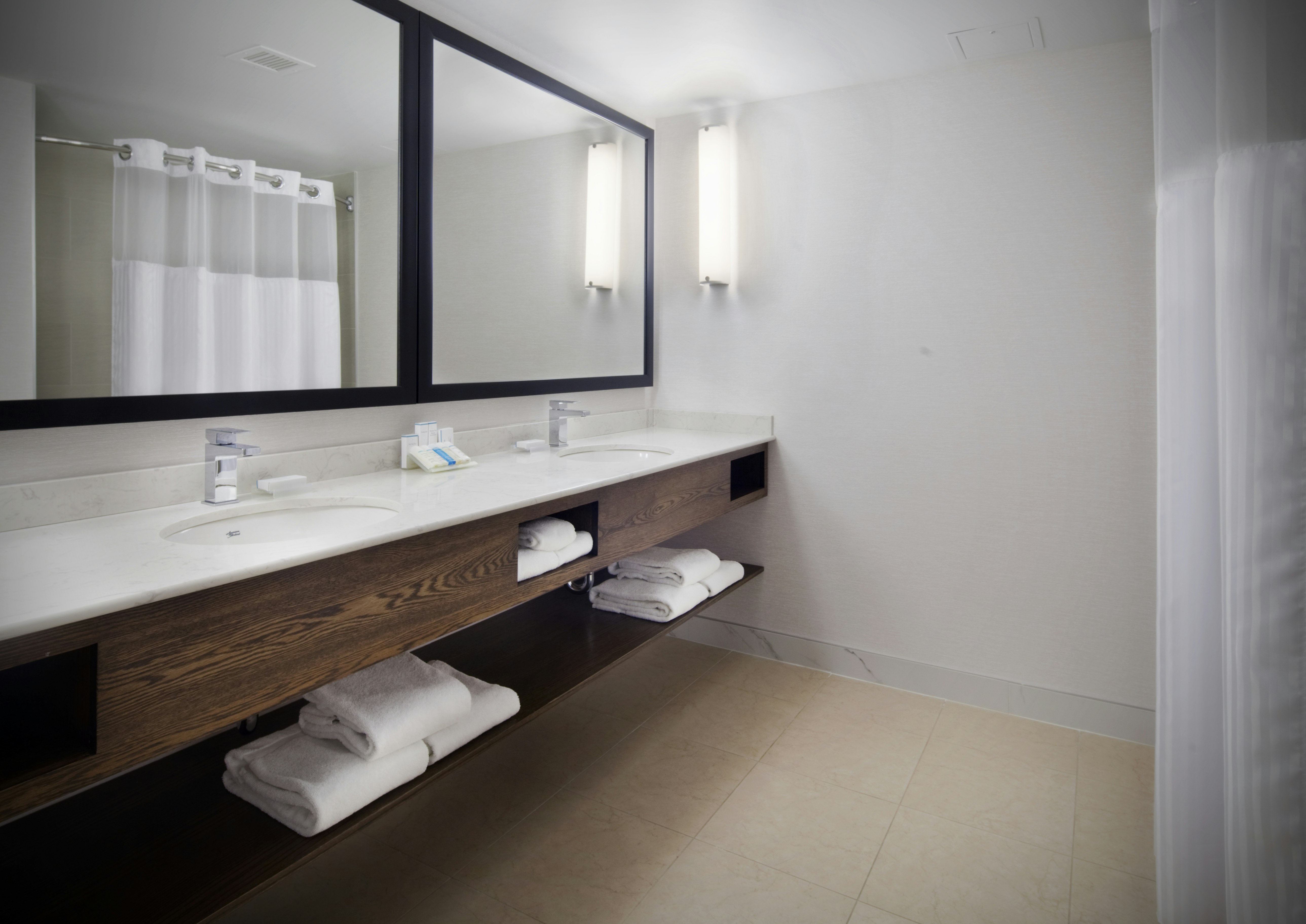 JUNIOR SUITE, 2 KING BEDS