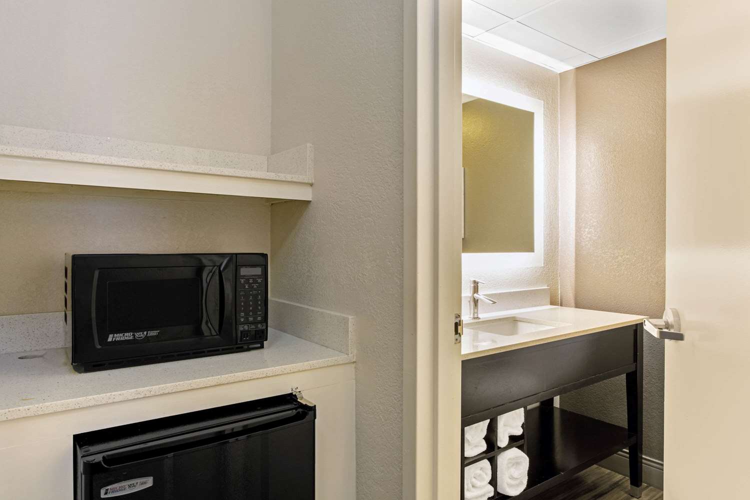 La Quinta Inn & Suites by Wyndham Boston Andover 25/26