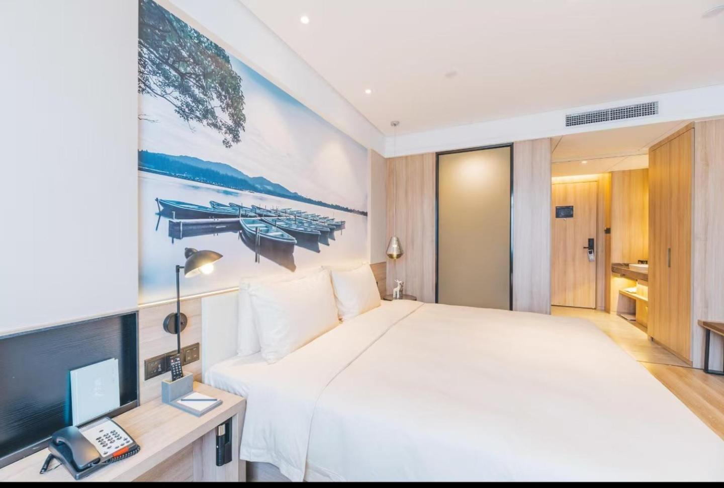 Elegant, Queen Bed