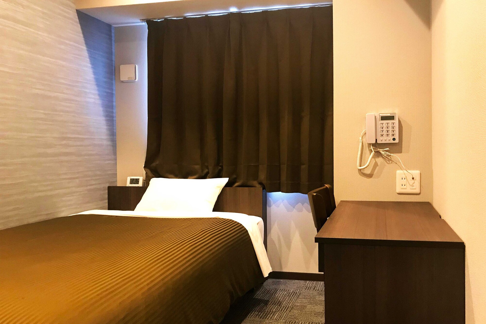 ROOM, SINGLE