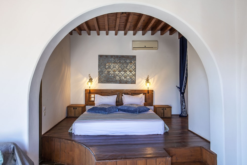 Saint Artemios Boutique 7/47