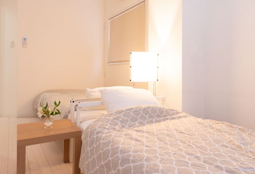 ROOM, TWIN BEDS, SHARED BATHROOM