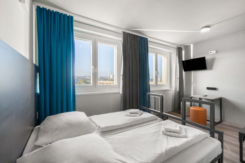 ROOM, TWIN BEDS