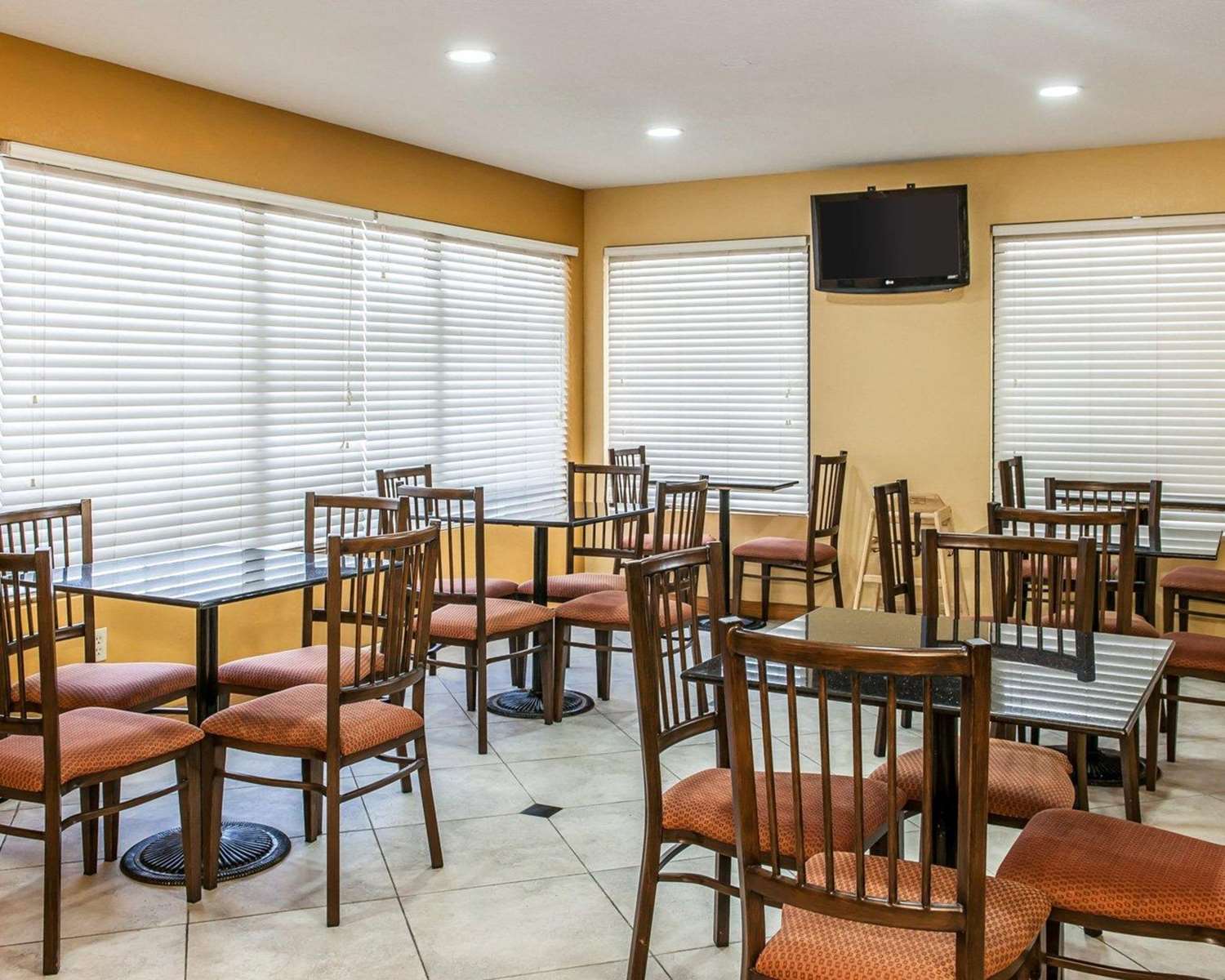 Quality Inn & Suites Shelbyville I-74, IN 16/20