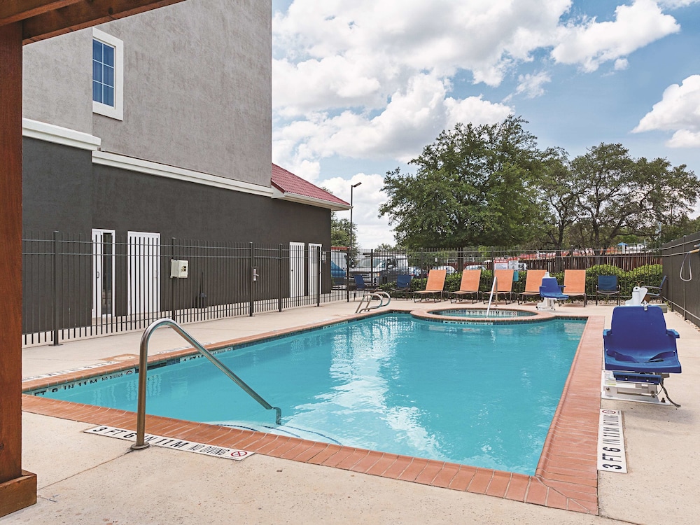 La Quinta Inn & Suites by Wyndham San Antonio Northwest 5/62