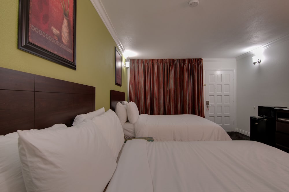 VAGABOND INN SAN PEDRO 24/49