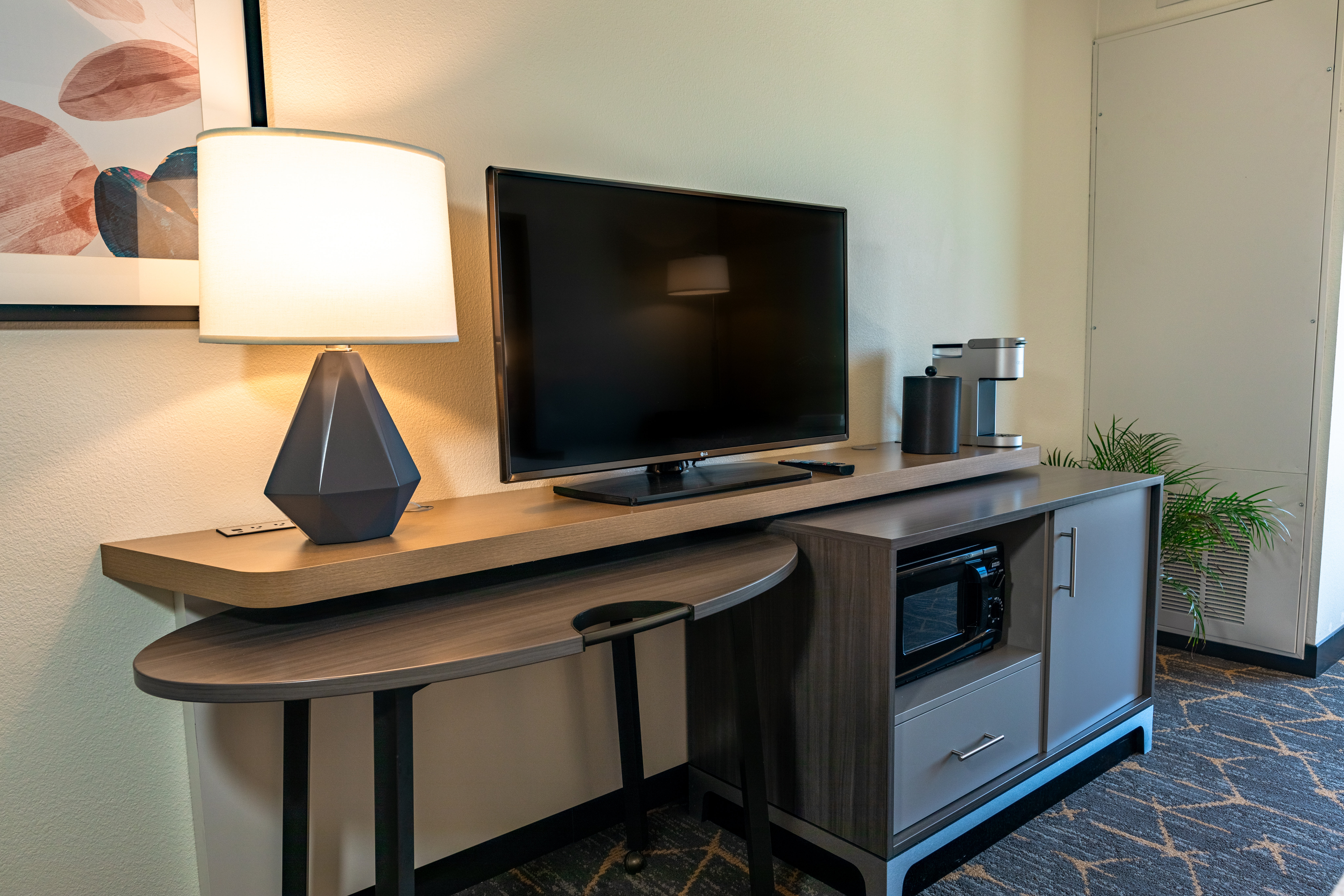 Holiday Inn Hotel Suites Oakland Airport 67/77