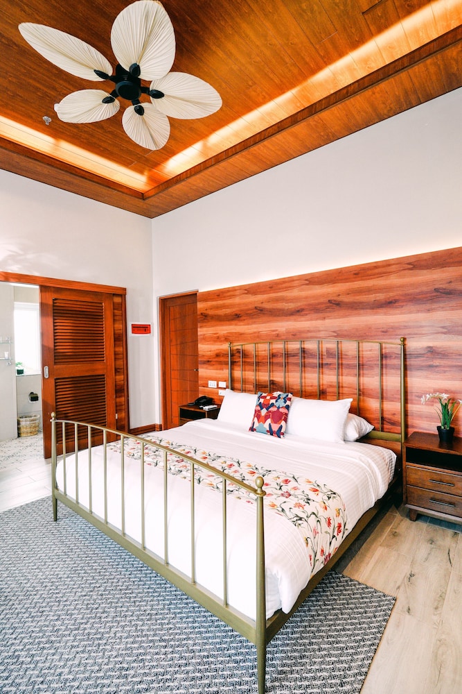 Premier, Lodge, 2 Queen Beds