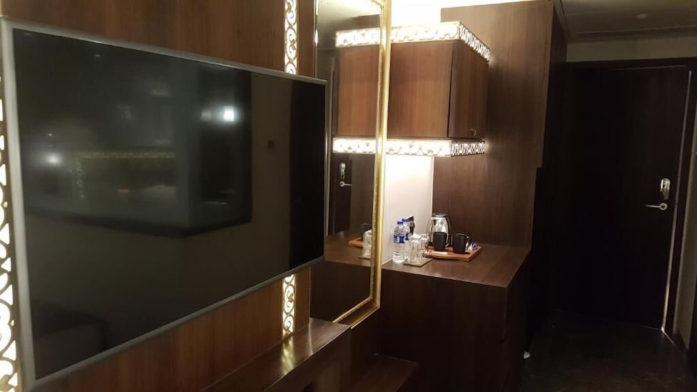 Peninsula Redpine Mumbai 40/58
