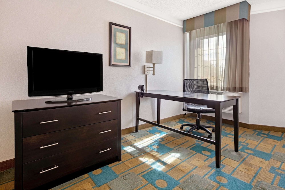 La Quinta Inn & Suites by Wyndham Dallas DFW Airport North 46/55