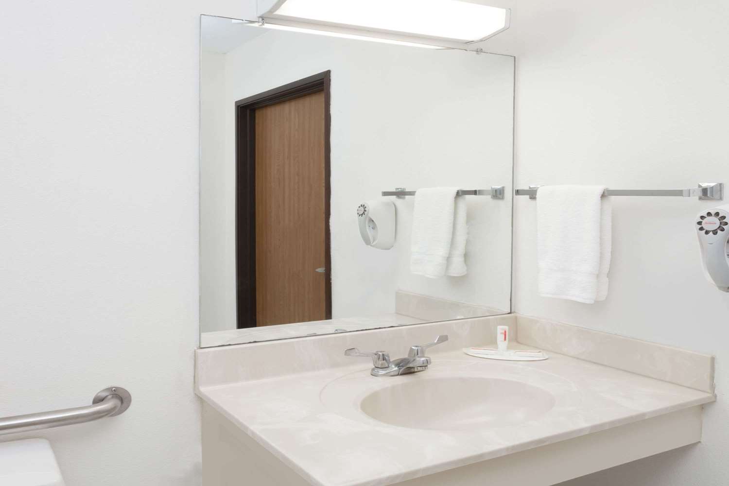 Super 8 by Wyndham Washington/Peoria Area 19/20