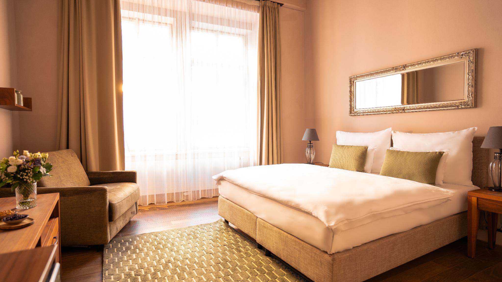 Deluxe, King Bed