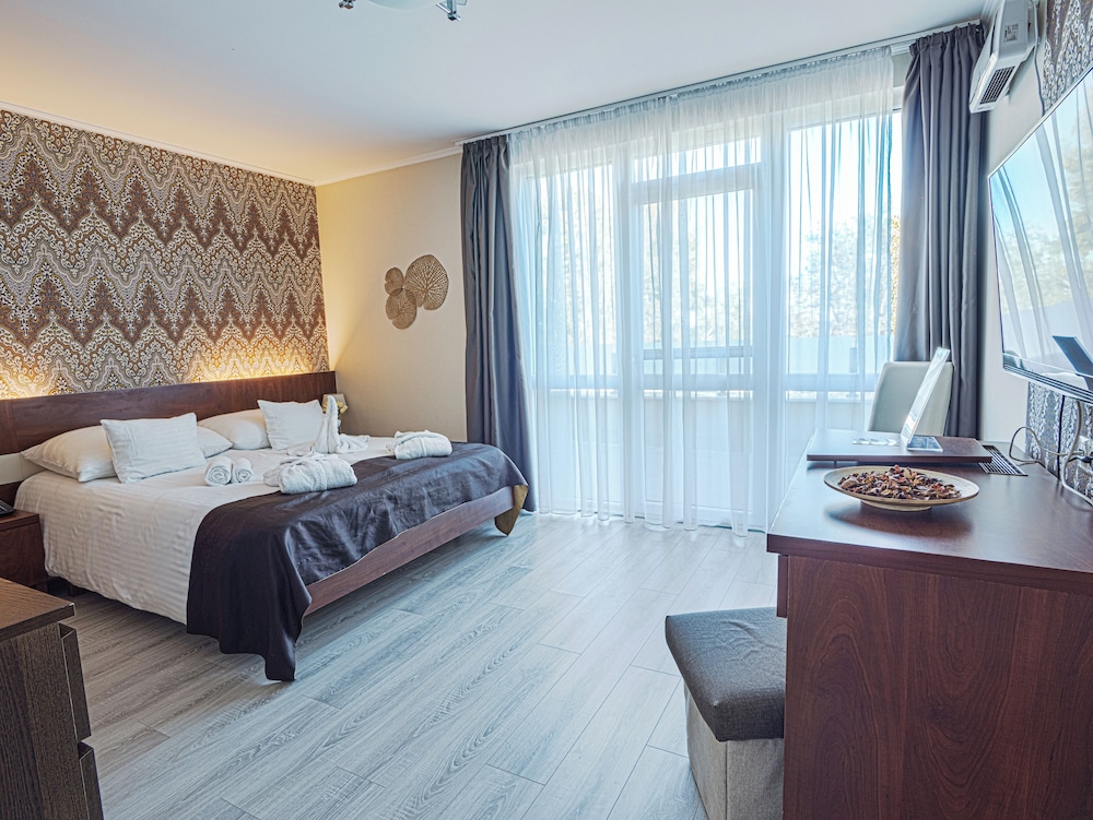 1 BEDROOM, STANDARD, SINGLE, DOUBLE BED, PARK VIEW, BALCONY