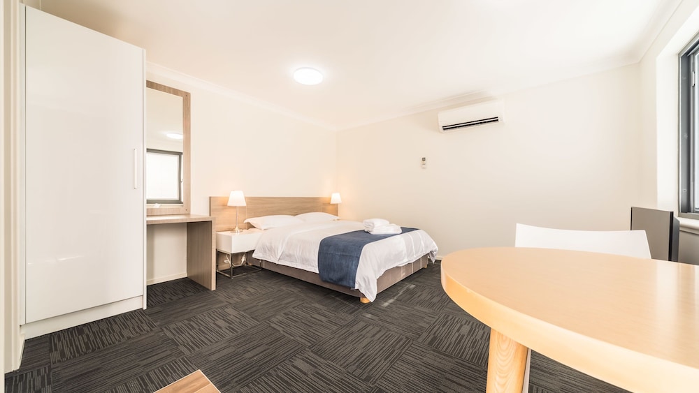 1 BEDROOM, APARTMENT, QUEEN BED
