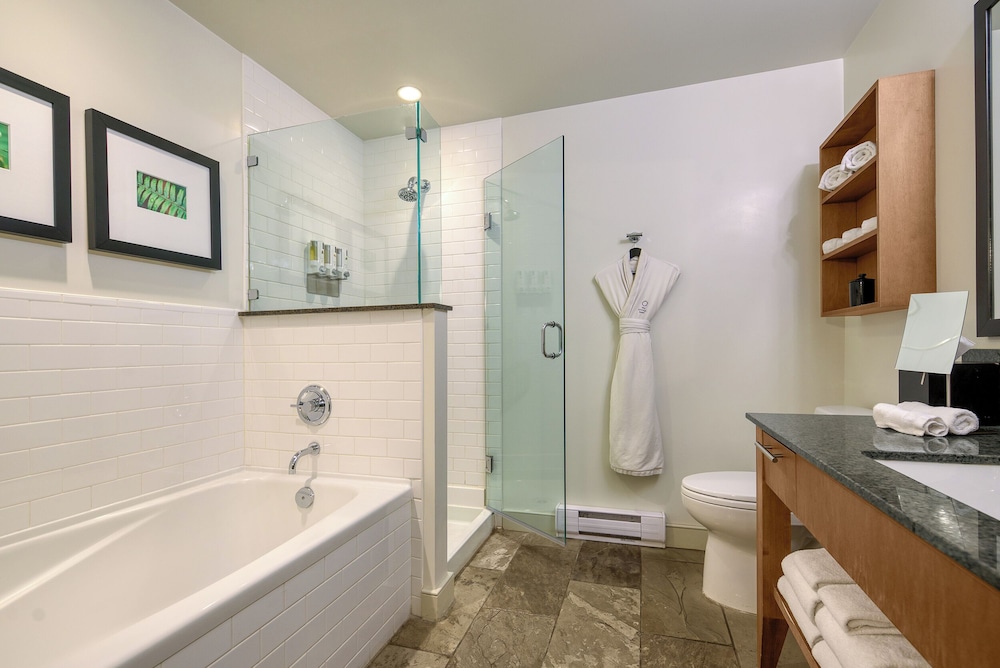 1 BEDROOM, SUITE, KING BED