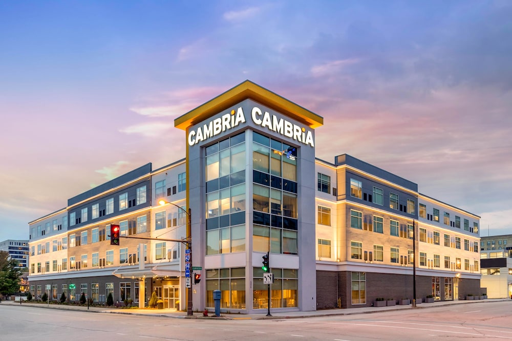 Cambria Hotel Milwaukee Downtown 7/56