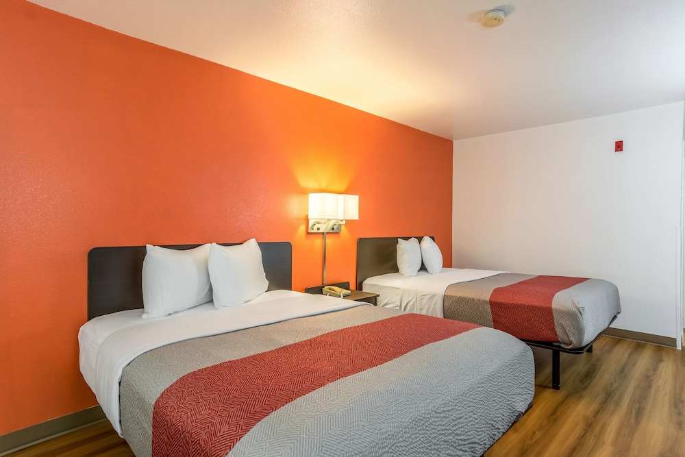 غرفة قياسية بسريرين كوين للمدخنين، Motel6 Barkeyville, PA 3/5