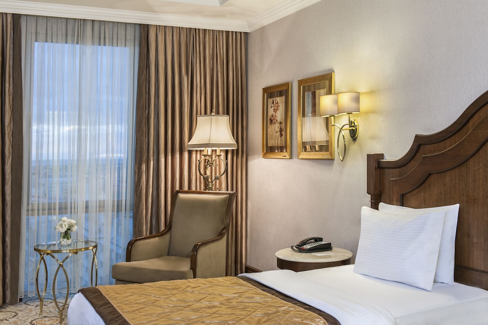 Elite World Van Hotel 26/48