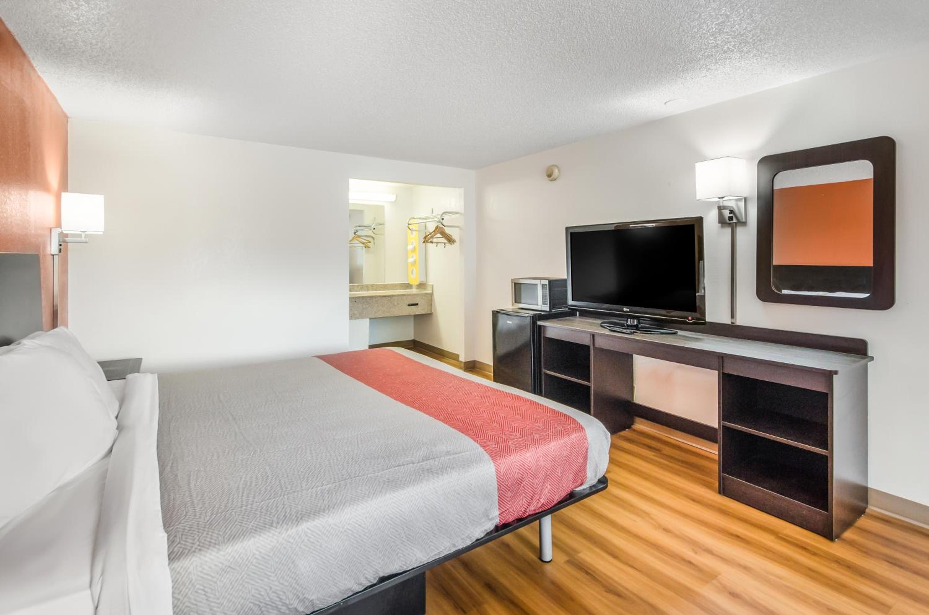 غرفة ديلوكس بسرير كينج، Motel6 Salem, VA 2/10